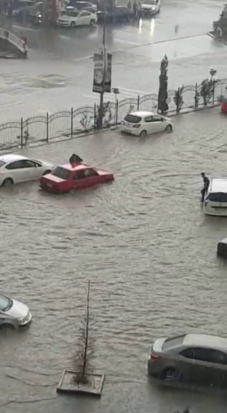 Yolda kalan araç sürücüleri araçlarının üzerine çıkarak kurtulmaya çalıştı